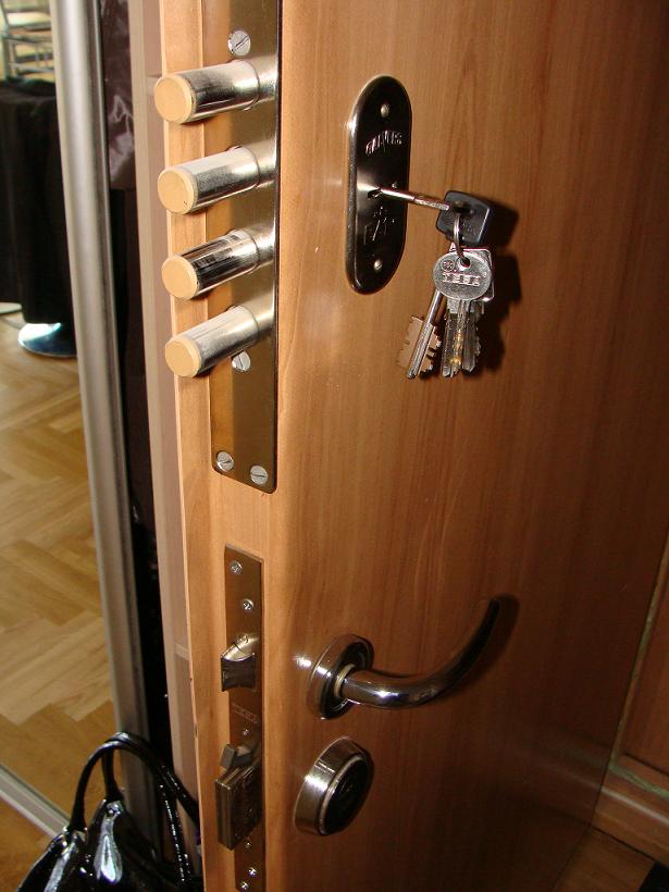 Установка металлических дверей. Как установить?