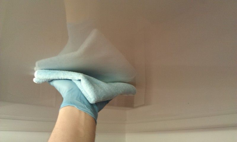 Как правильно мыть натяжные потолки