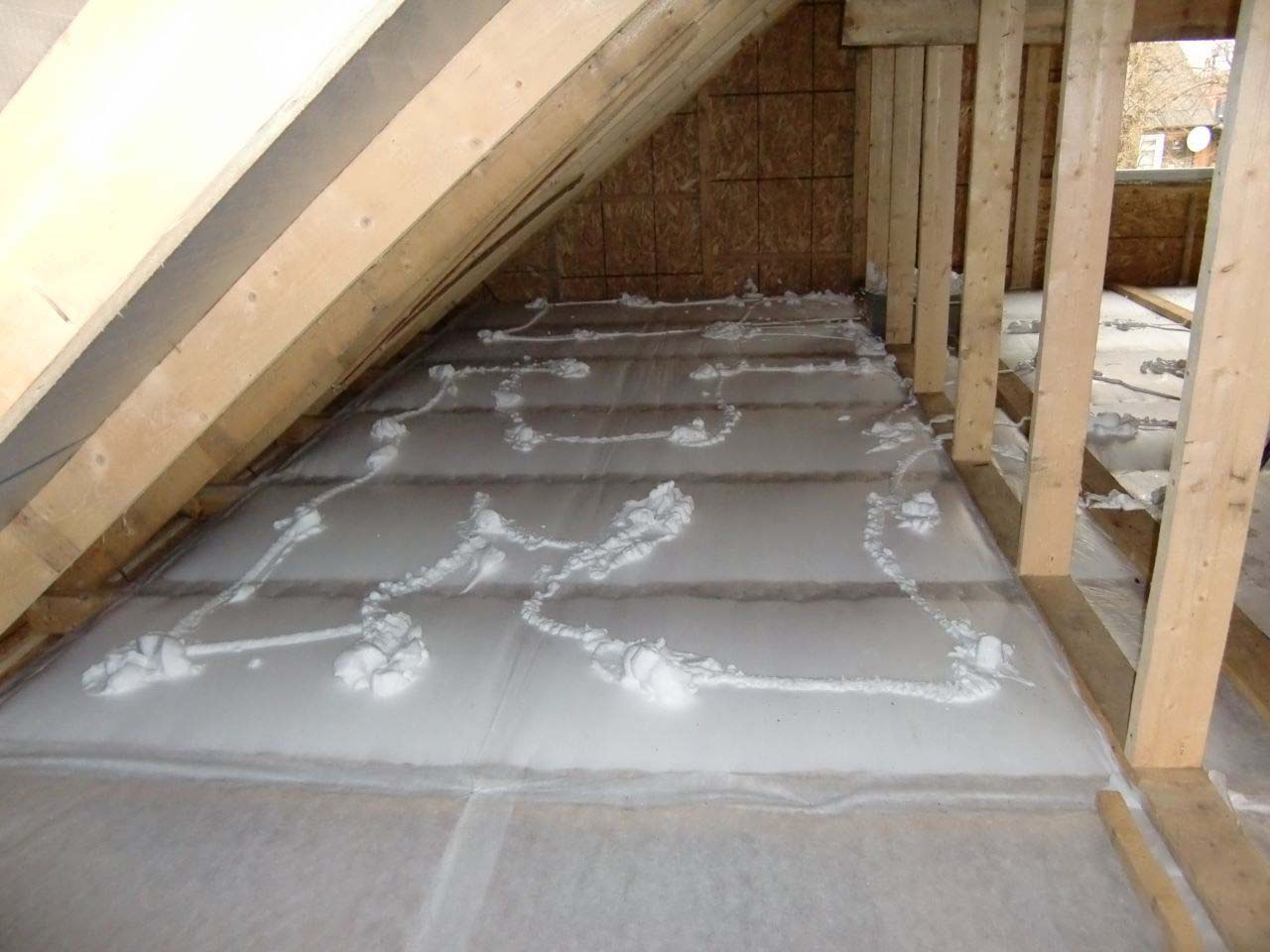 Как утеплить потолок в частном доме эффективно?