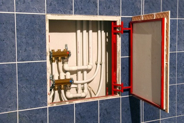Как закрыть трубы в ванной пластиковыми панелями: долой «красоту»
