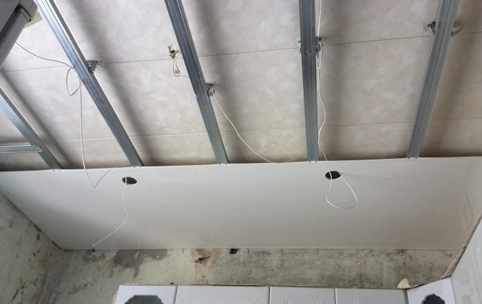 Потолок из пластиковых панелей на кухне: спасение для комнаты «неряхи»