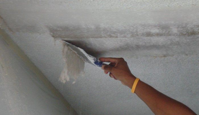 Потолок из пластиковых панелей на кухне: спасение для комнаты «неряхи»