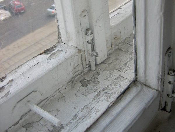 Ремонт и отделка: как заделать щели в окнах, если холодно, гуляют сквозняки?