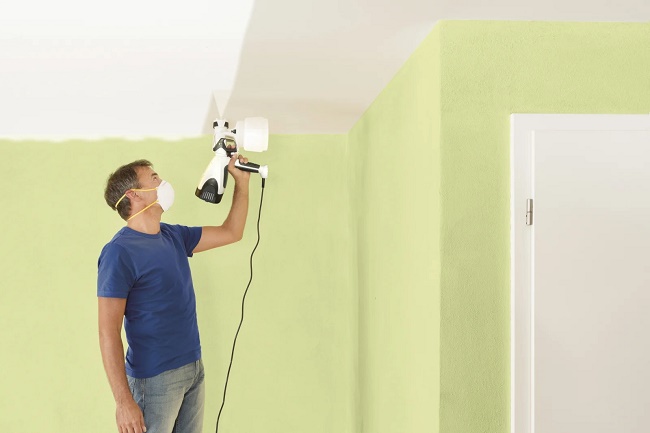 Покраска потолка водоэмульсионной краской: ее виды, технология, правила