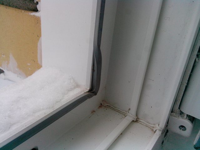 Ремонт и отделка: как заделать щели в окнах, если холодно, гуляют сквозняки?