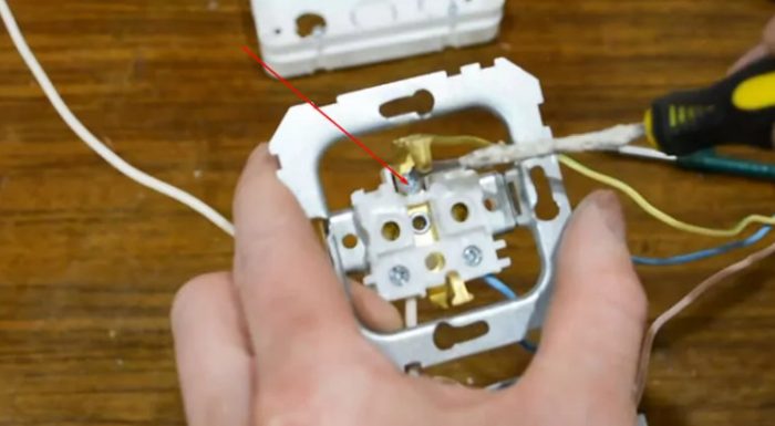 Как подключить розетку с выключателем: простая пошаговая инструкция
