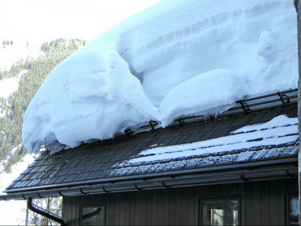 Снегозадержание на крыше: разновидности лавинных барьеров и их установка
