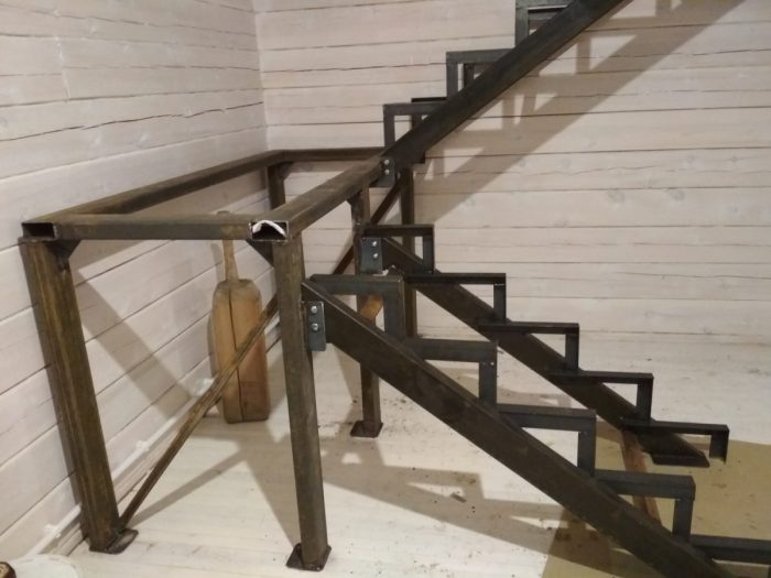 Простая металлическая лестница с площадкой: как сделать ее своими руками