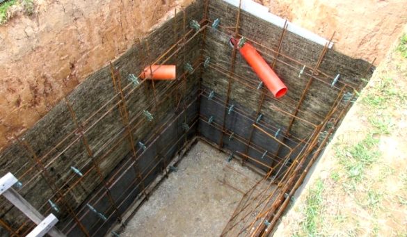 Как сделать канализационную яму в частном доме: 3 возможных варианта