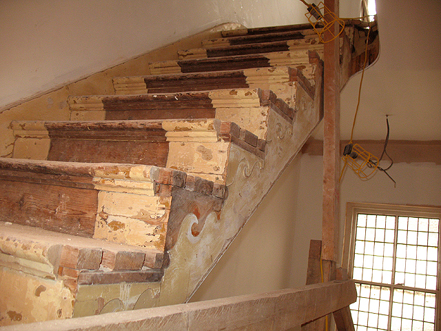 Реставрация деревянной лестницы своими руками: причины и их устранение