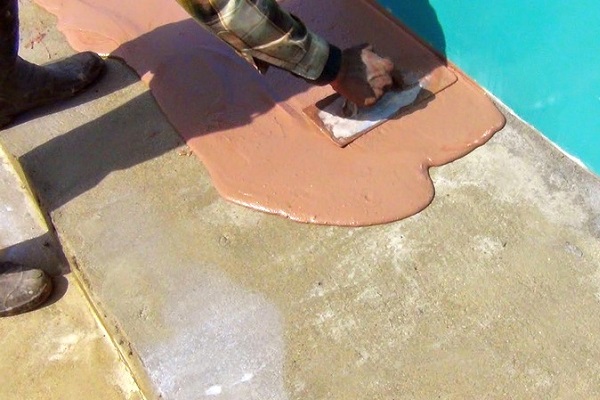 Чем покрыть бетонную отмостку вокруг дома: его защита и украшение