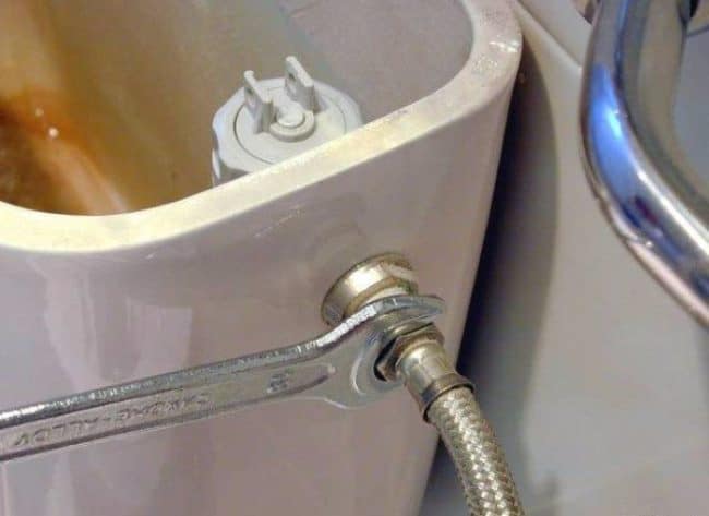 Правильный выбор сантехники: какой подвод воды к унитазу лучше