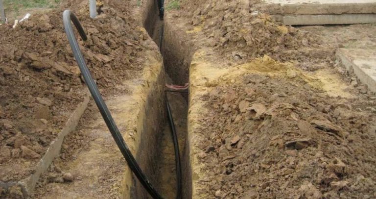 Прокладка водопровода в земле своими руками: правила и монтаж