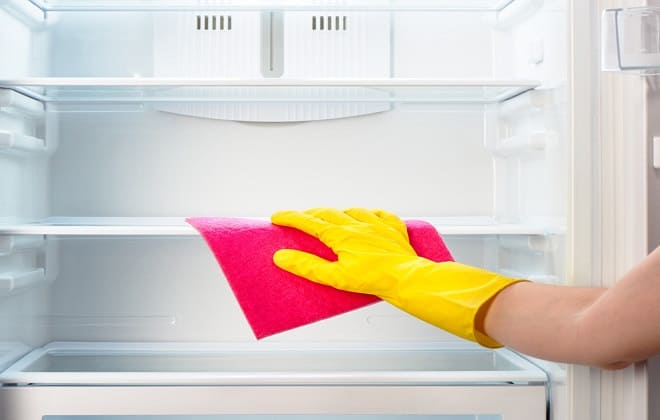 Как избавиться от неприятного запаха в холодильнике быстро и навсегда?