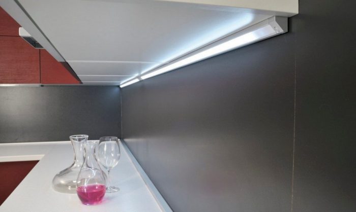 Как сделать подсветку на кухне под шкафчиками: виды приборов и работа