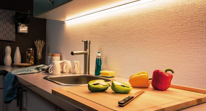 Как сделать подсветку на кухне под шкафчиками: виды приборов и работа