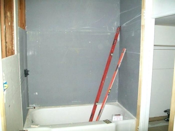Как заделать щели между ванной и стеной: возможные варианты борьбы