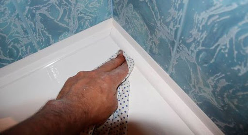 Как заделать щели между ванной и стеной: возможные варианты борьбы