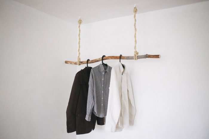 Как сделать вешалку для одежды своими руками: идеи и простые варианты
