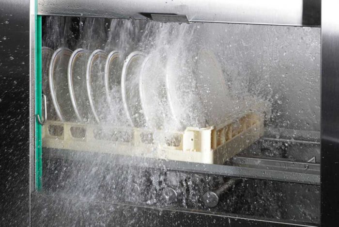 Посудомоечная машина не сливает воду: причины отказа ПММ и их устранение