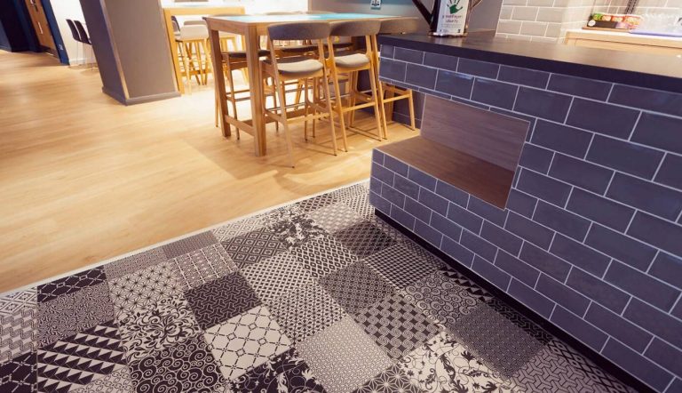 Как зажделать стык между плиткой и ламинатом возможные