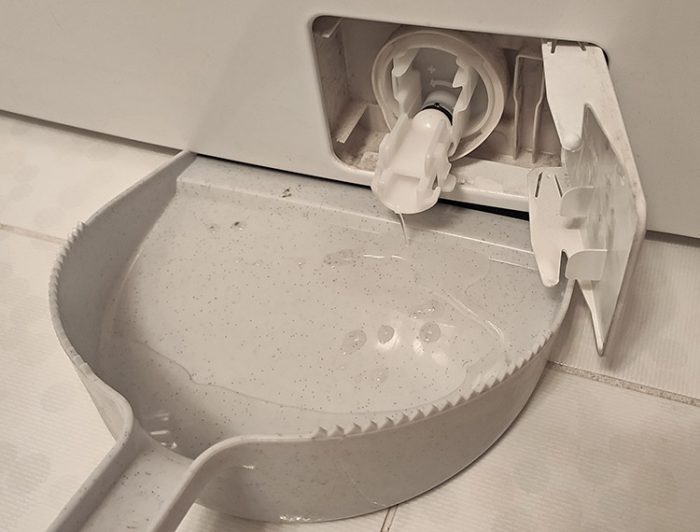 Как слить воду из стиральной машины: причины и 5 способов избавления