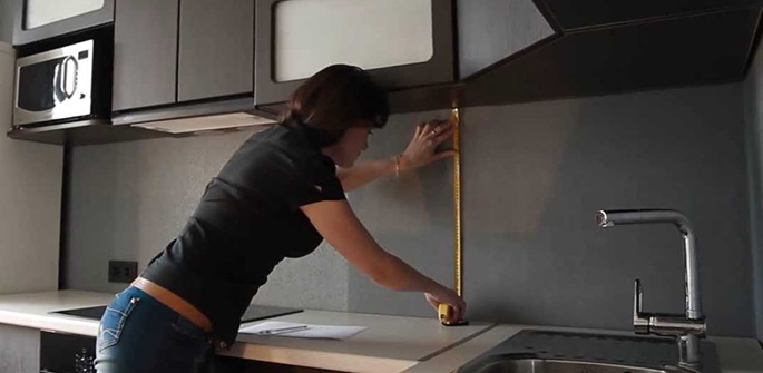 Чем и как крепить фартук на кухне: работа с МДФ, стеклом и пластиком