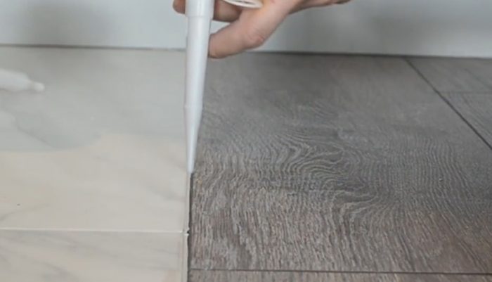 Как можно закрыть стык между плиткой и ламинатом: оптимальные варианты