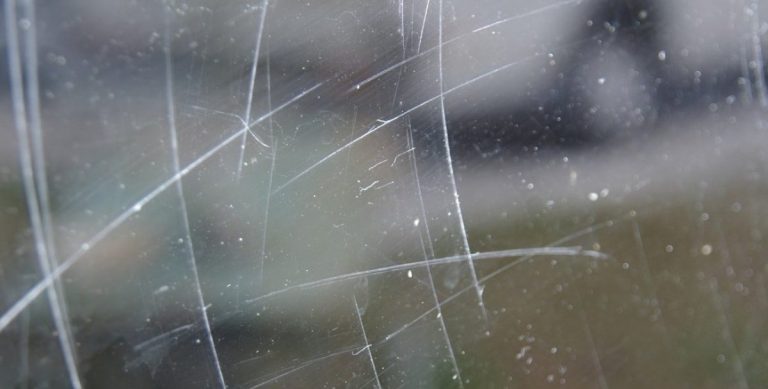 Как убрать царапину на стекле: помощь препаратов и народных средств