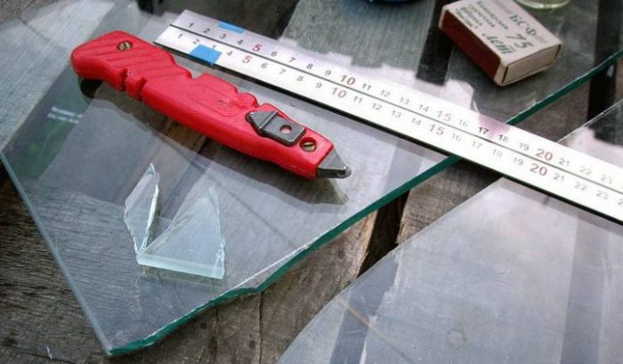 Как правильно резать стеклорезом, и что же делать, если инструмента нет