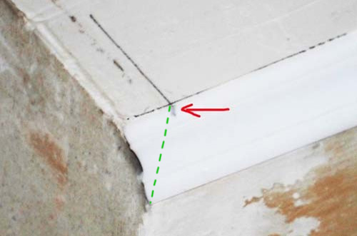 Как резать потолочный плинтус: работа с помощью стусла или без инструмента