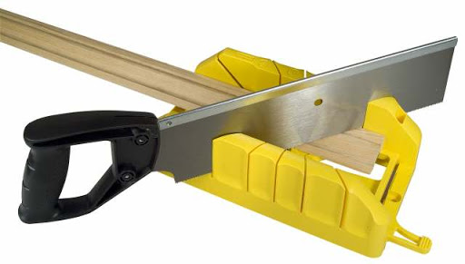Как резать потолочный плинтус: работа с помощью стусла или без инструмента