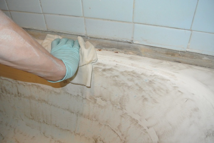 Чем и как покрасить ванну: потенциальные способы реставрации прибора