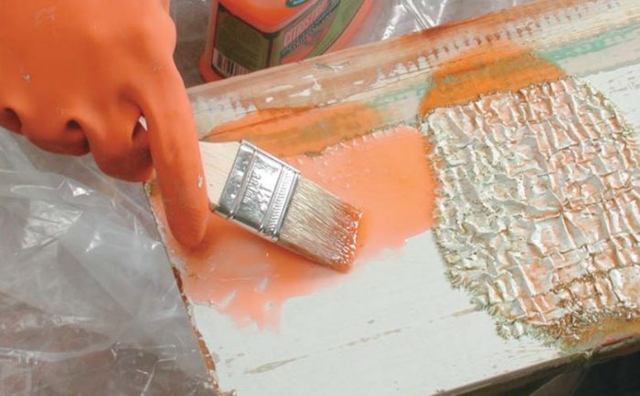 Как снять краску с дерева: 3 возможных метода и важные правила работы