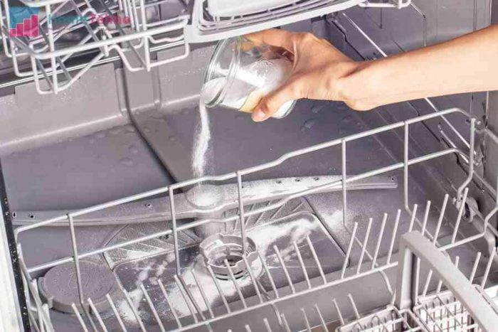 Как чистить посудомоечную машину: особенности и этапы процедуры