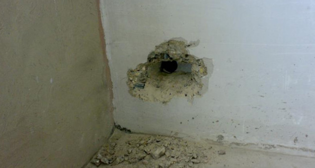 Чем замазать дыру в стене: материалы кандидаты, способы ремонта и рекомендации