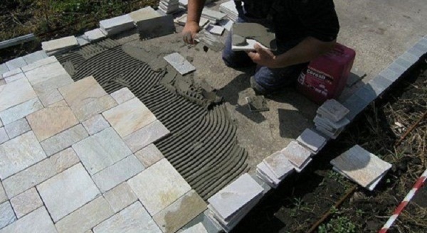 Укладка тротуарной плитки на бетонное основание: нюансы и способы монтажа