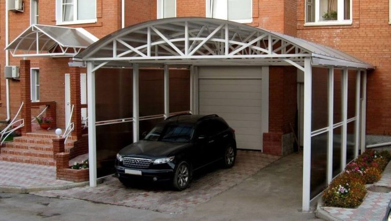 Навес из поликарбоната, примыкающий к дому: материалы, сборка и монтаж