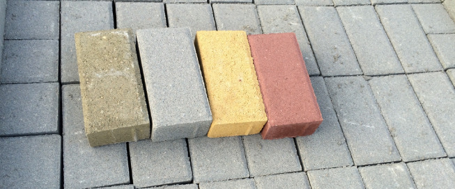 Укладка тротуарной плитки на песок: выбор материалов и все этапы мощения