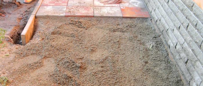Укладка тротуарной плитки на песок: выбор материалов и все этапы мощения