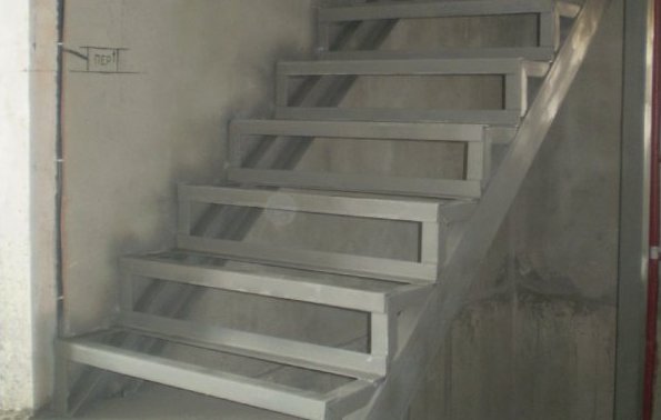 Лестница в подвал или в погреб: материалы и способы создания спуска