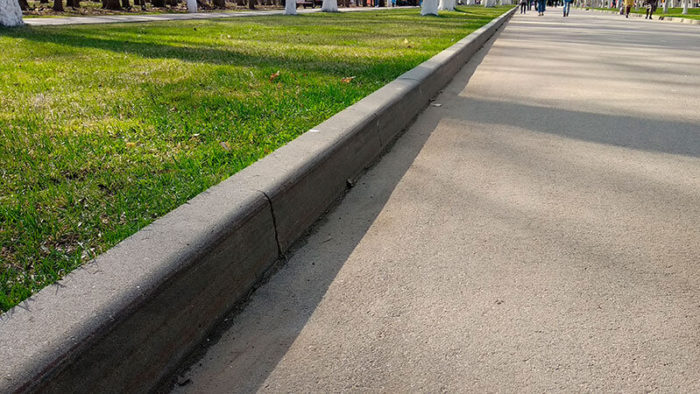 Установка бордюров для тротуарной плитки: особенности и этапы операций