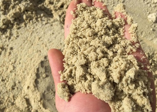 Какой песок нужен для укладки тротуарной плитки: критерии и выбор кандидата