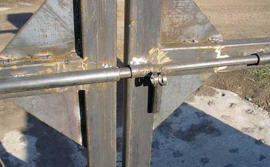 Запоры для гаражных ворот: разновидности защитных конструкций