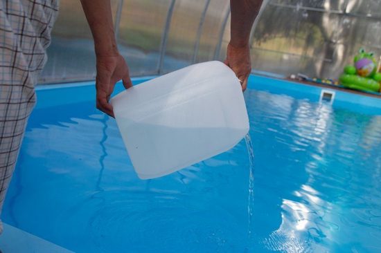Что добавить в бассейн, чтобы вода не портилась: методы дезинфекции