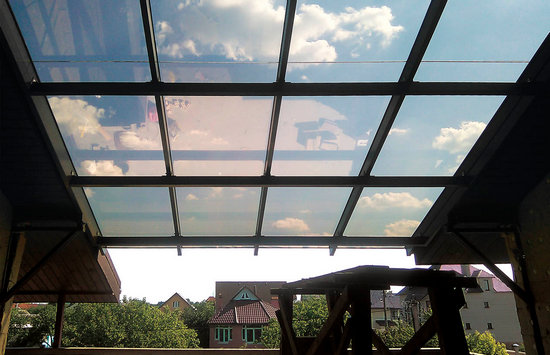 Стеклянная крыша для террасы: особенности, плюсы и минусы решения