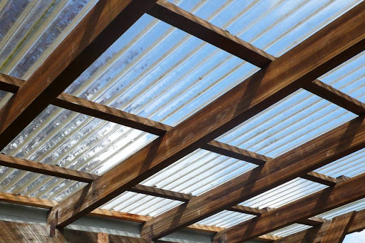 Стеклянная крыша для террасы: особенности, плюсы и минусы решения